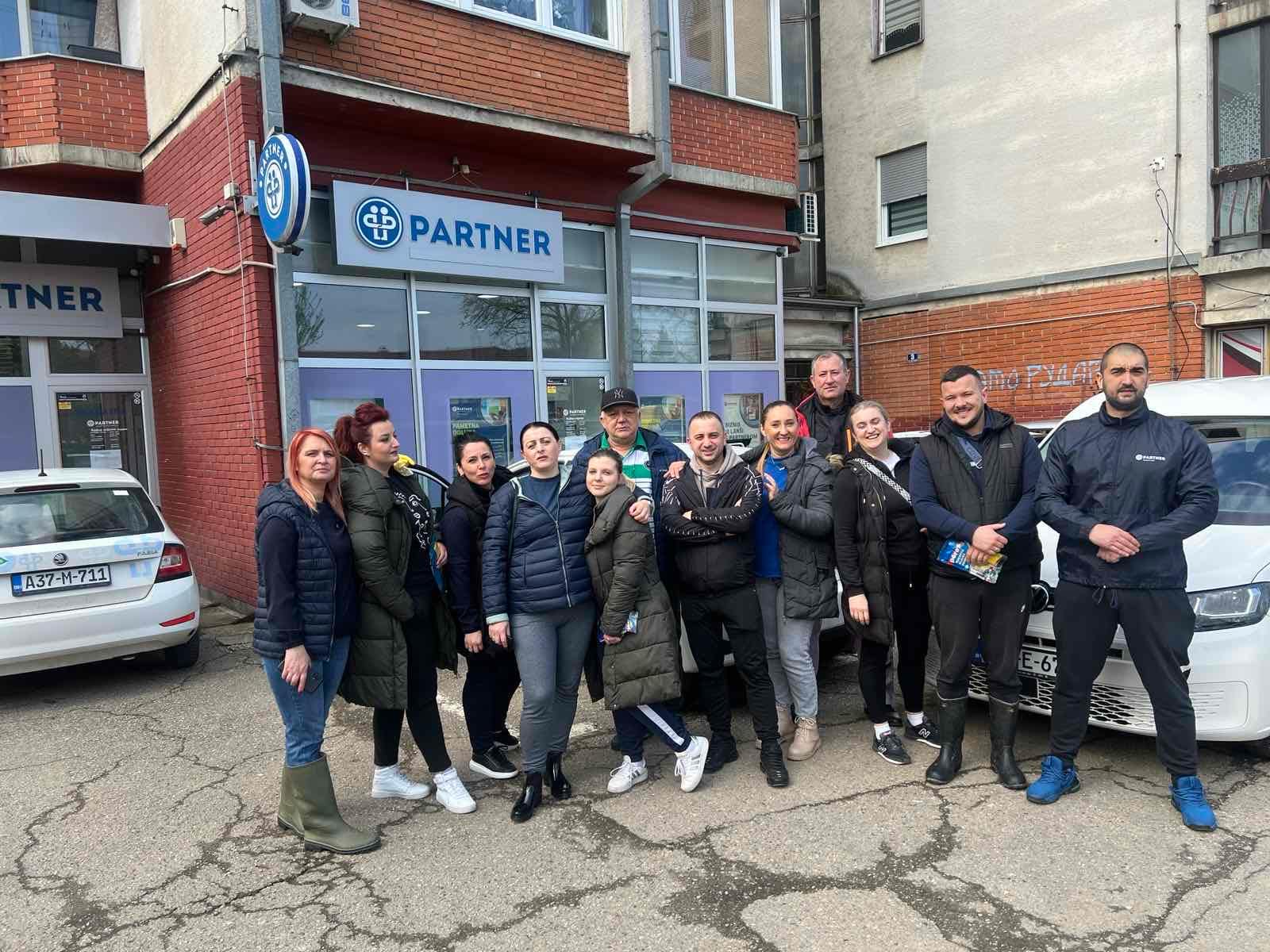 Uposlenici Partnera u akciji pružanja pomoći građanima u područjima pogođenim poplavama